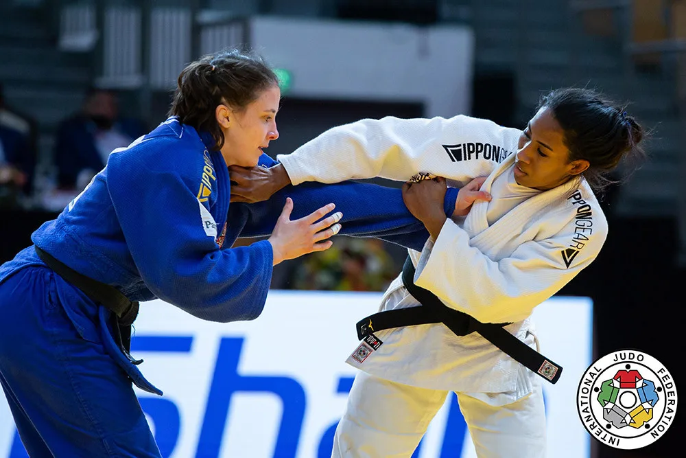 Renata Zachová na turnaji v Abu Dhabí proti Brazilce Quadrosové