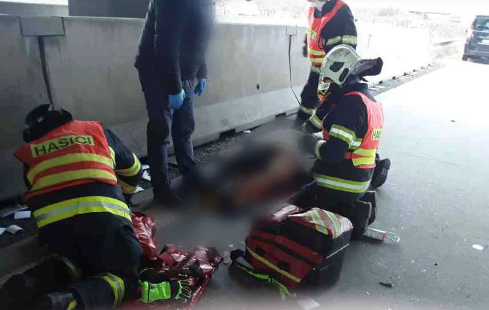 Kamion narazil do mostního pilíře na dálnici D35 u Olomouce. Řidiče vyprostili hasiči