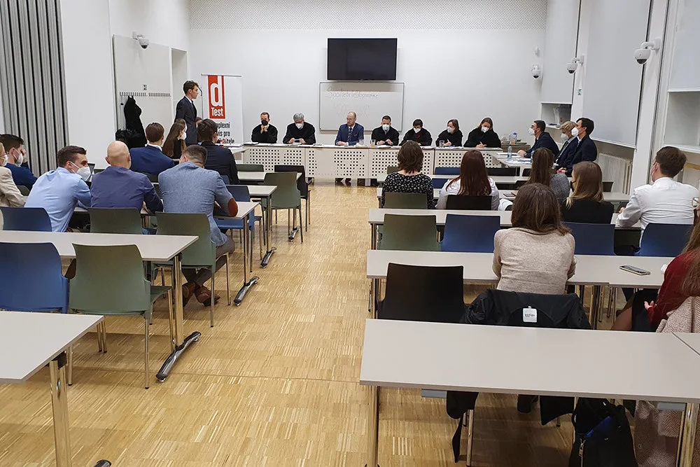 Finálový souboj dvou nejlepší týmů, v čele zasedla porota v talárech