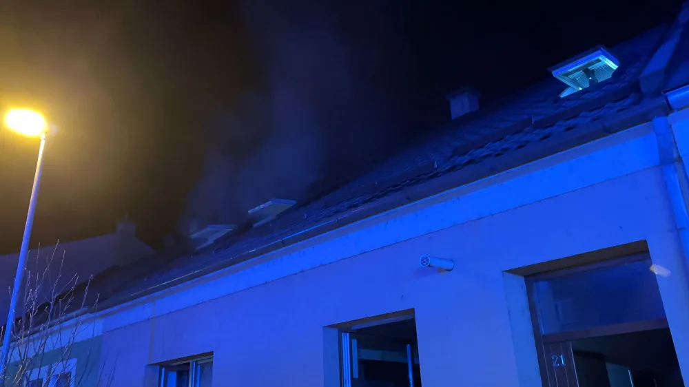 Hasiči likvidovali požár podkroví rodinného domu ve Chválkovicích. Jeden z nich se zranil v obličeji