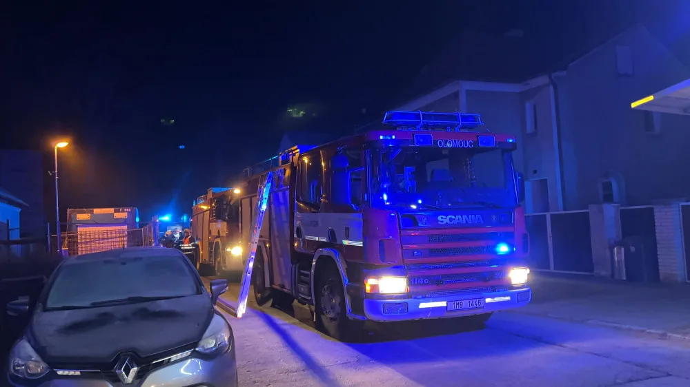 Hasiči likvidovali požár podkroví rodinného domu ve Chválkovicích. Jeden z nich se zranil v obličeji