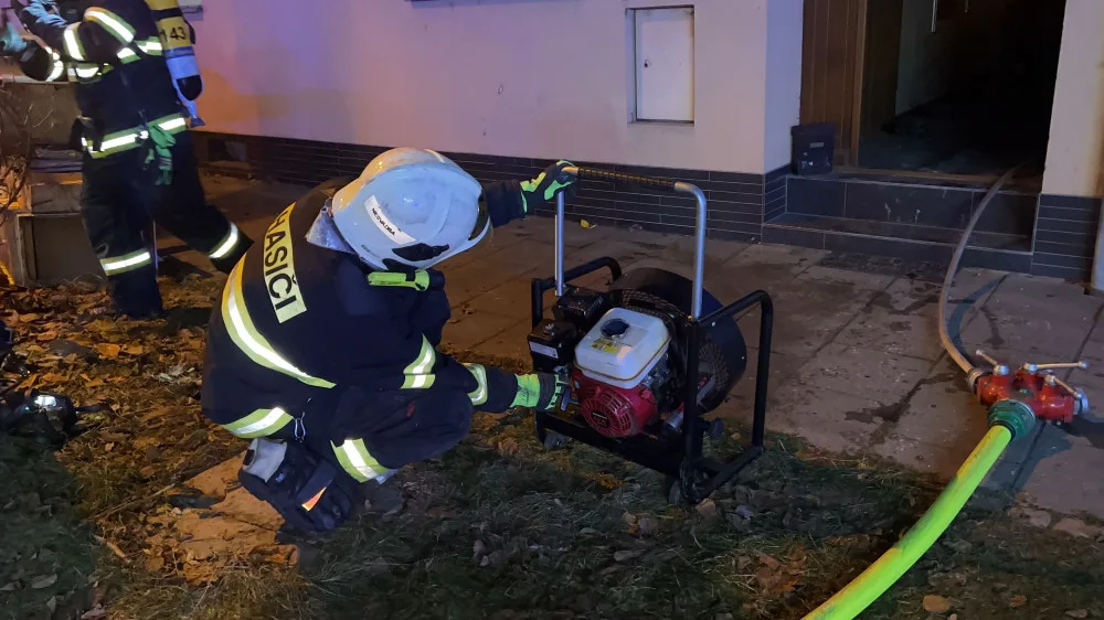 Hasiči likvidovali požár podkroví rodinného domu ve Chválkovicích. Jeden z nich se zranil v obličeji