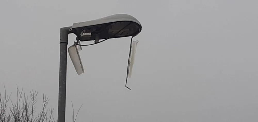 Vandalové v noci zdemolovali lampy na cyklostezce u Litovle. Město hledá svědky