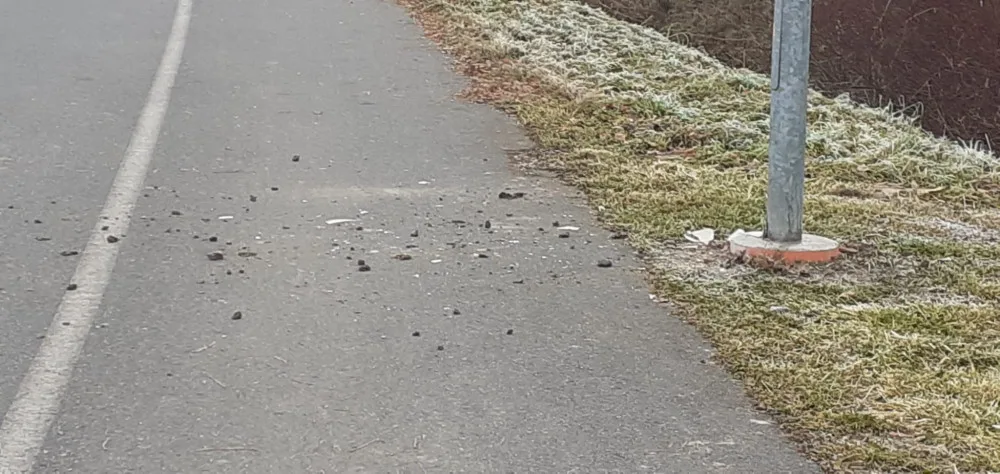 Vandalové v noci zdemolovali lampy na cyklostezce u Litovle. Město hledá svědky