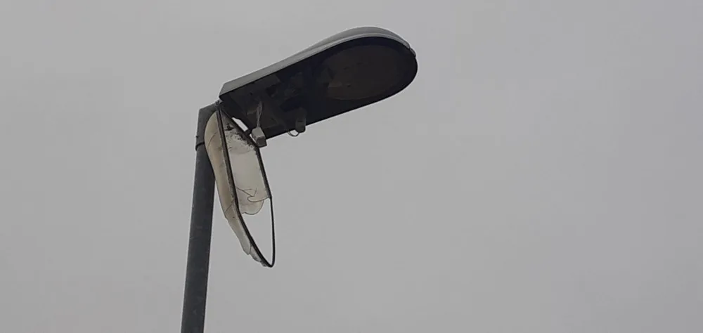 Vandalové v noci zdemolovali lampy na cyklostezce u Litovle. Město hledá svědky