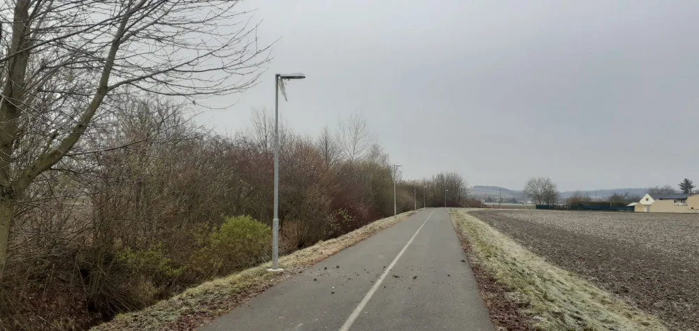 Vandalové v noci zdemolovali lampy na cyklostezce u Litovle. Město hledá svědky