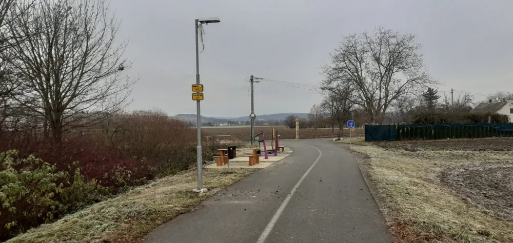 Vandalové v noci zdemolovali lampy na cyklostezce u Litovle. Město hledá svědky