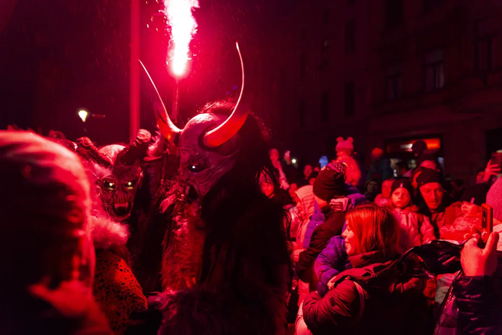 Skupina čertů Krampus Olomouc se vyrojil na olomouckém Dolním náměstí