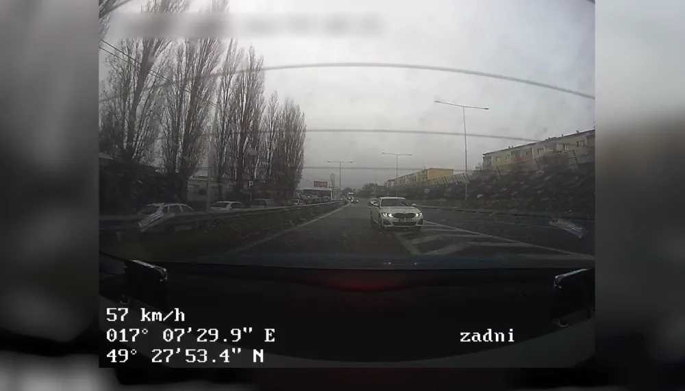 Záběr z policejní kamery ze začátku pronásledování