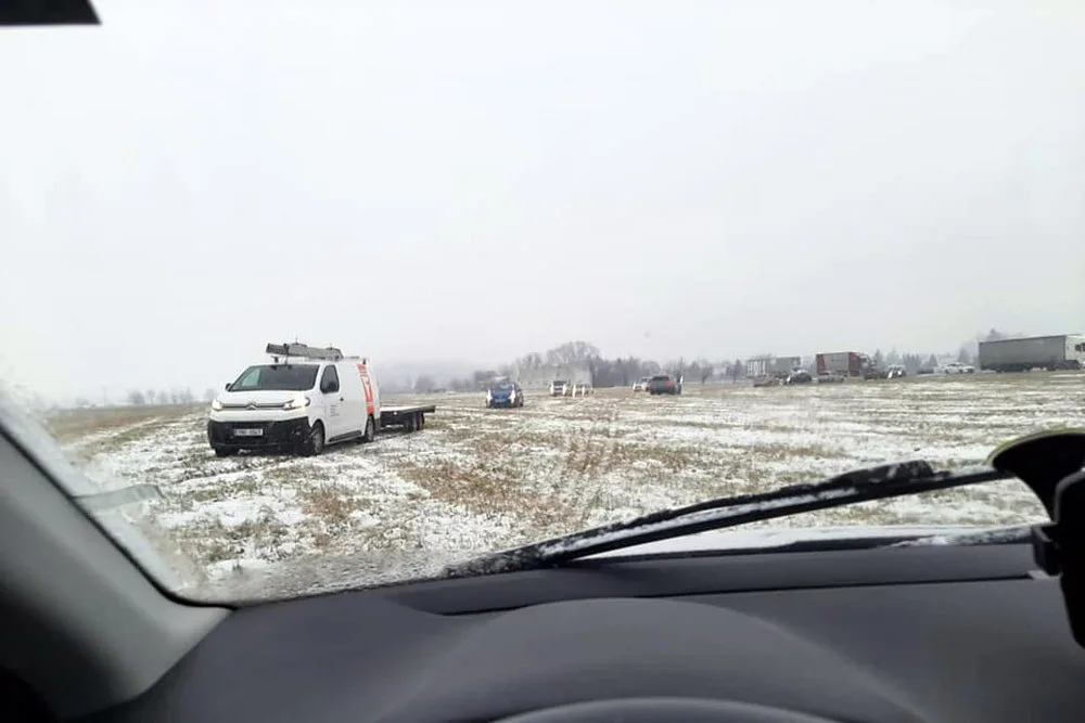 Řidiči během uzavírky úseku silnice u Chomoutova měli objízdnou trasu přes pole