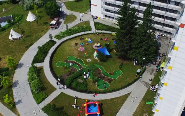 Kousek radosti za nemocničním oknem. Nadační fond shání peníze na nové dětské hřiště u motolské nemocnice