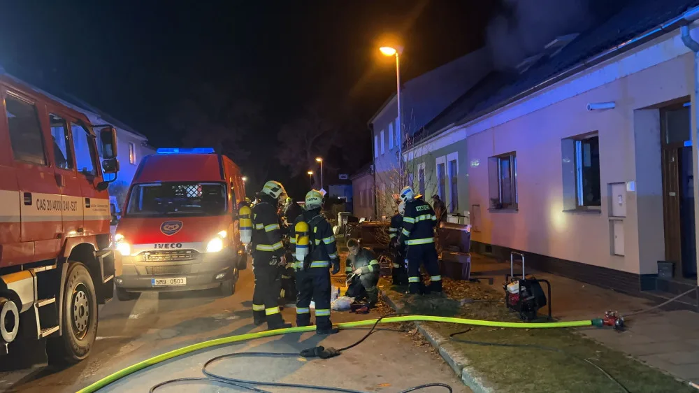Při požáru v Olomouci - Chválkovicích zasahovaly čtyři jednotky hasičů