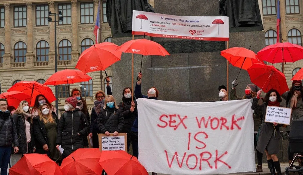 size4-1639474138805-2-prahou-projde-pruvod-za-zeny-a-muze-pracujici-v-erotickem-byznysu