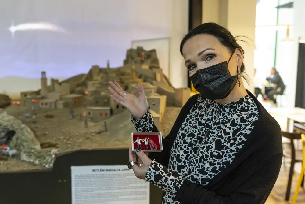 Finská zpěvačka Tarja Turunen měla v olomoucké obchodní galerii Šantovka autogramiádu, předtím vkládala figurky do největšího mechanického betlému u nás