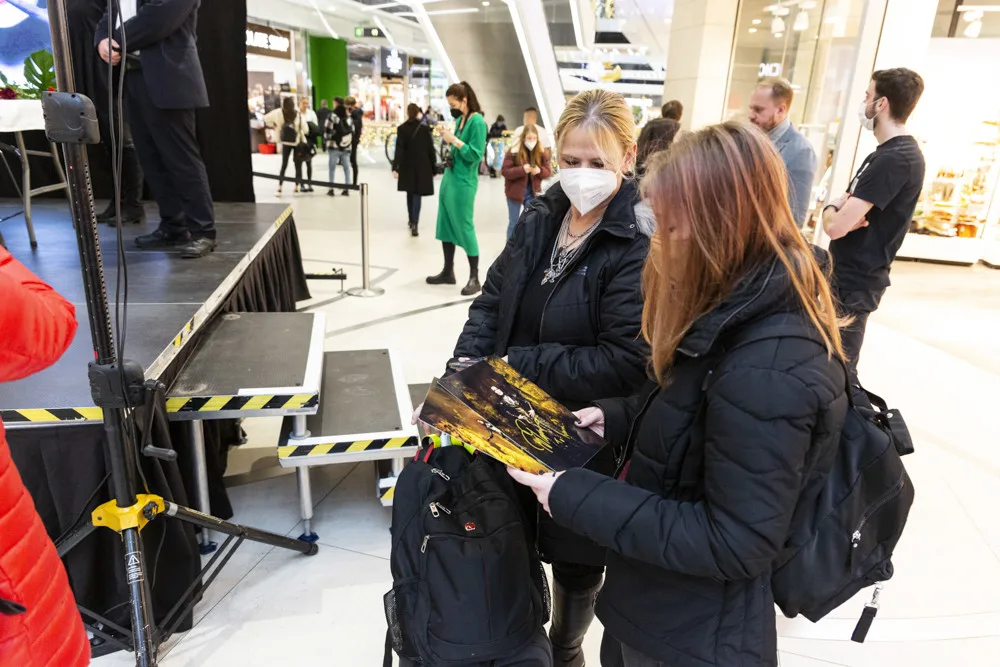 Finská zpěvačka Tarja Turunen měla v olomoucké obchodní galerii Šantovka autogramiádu, předtím vkládala figurky do největšího mechanického betlému u nás