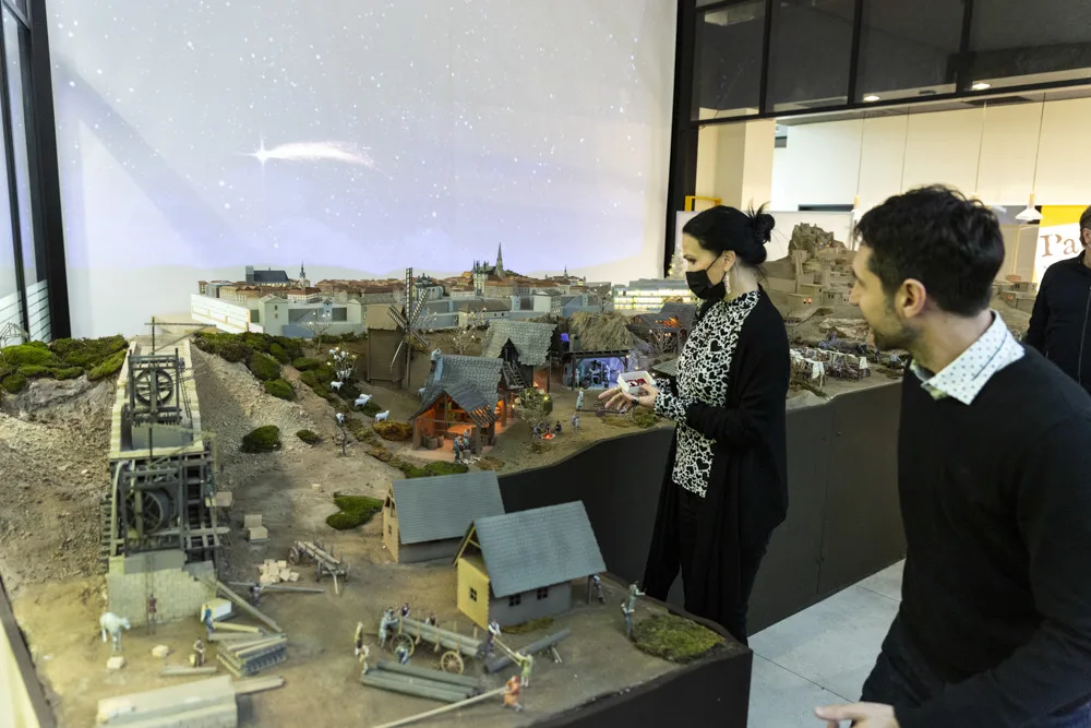 Finská zpěvačka Tarja Turunen měla v olomoucké obchodní galerii Šantovka autogramiádu, předtím vkládala figurky do největšího mechanického betlému u nás