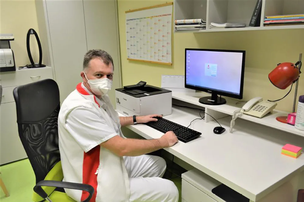 Lékař Petr Konečný z centra léčebné rehabilitace Nemocnice AGEL Prostějov