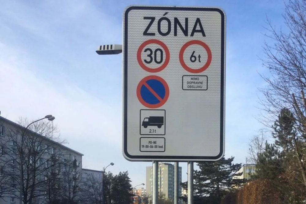 Nákladní vozidla nad 2,1 tuny nesmí v noci parkovat v části olomoucké čtvrti Neředín