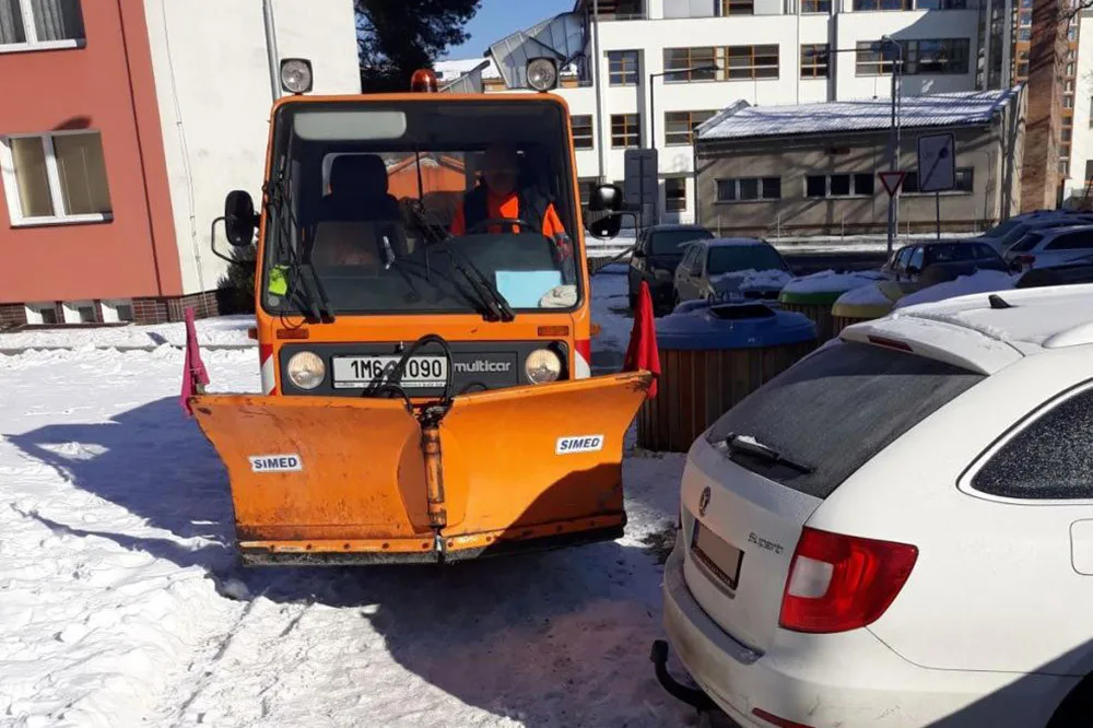 Úklid sněhu v šumperské ulici Evaldova
