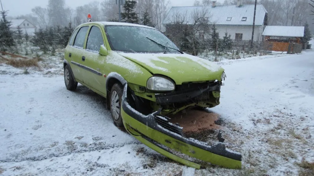 Žena zřejmě usnula za volantem a v Sobotíně projela plantáží s vánočními stromky