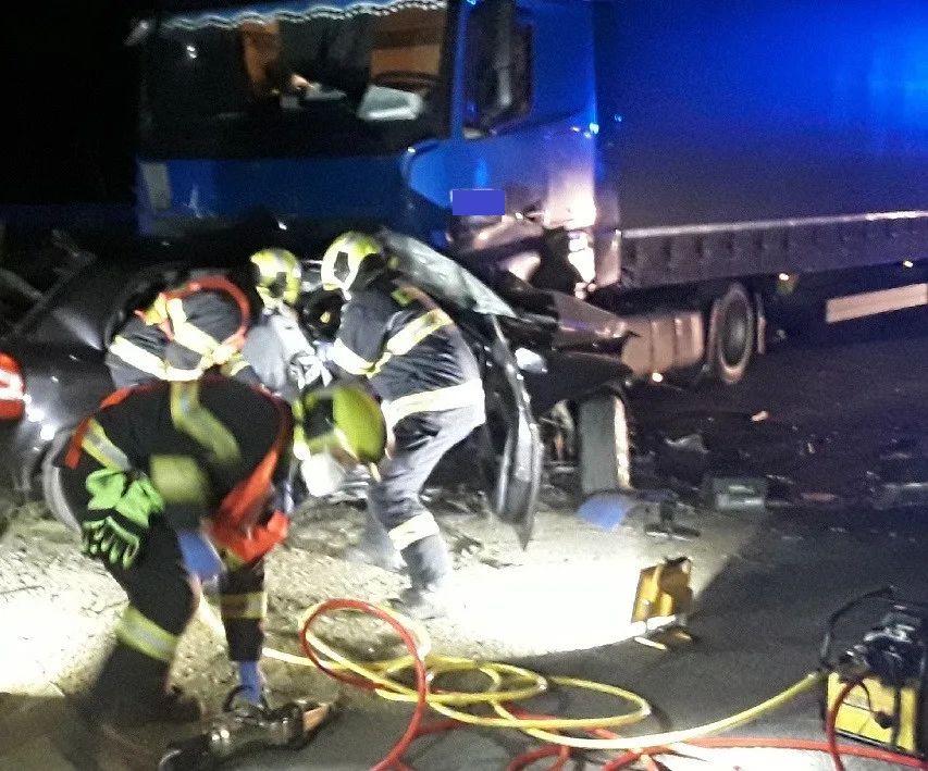 Mladík přežil hrůzostrašnou nehodu. Poděkoval za to šternberským hasičům a přinesl jim čokoládový dort
