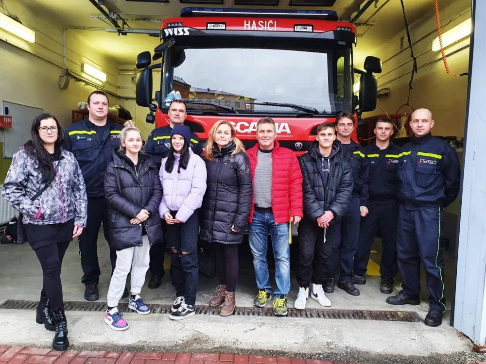 Mladík přežil hrůzostrašnou nehodu. Poděkoval za to šternberským hasičům a přinesl jim čokoládový dort