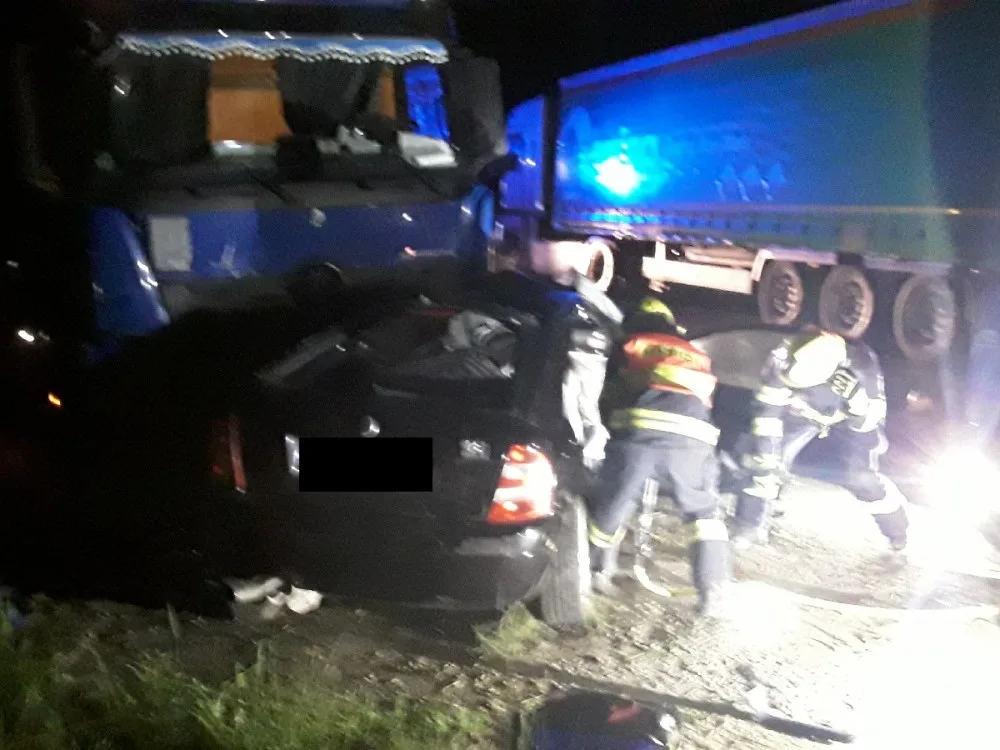 Mladík přežil hrůzostrašnou nehodu. Poděkoval za to šternberským hasičům a přinesl jim čokoládový dort