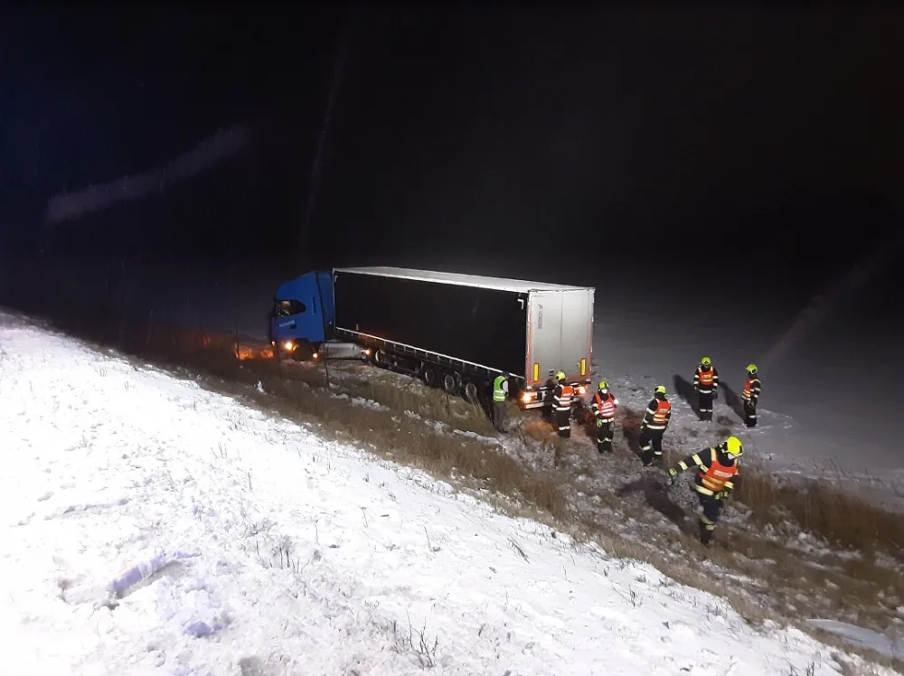 Hasiči měli v Olomoucké kraji přes Vánoce na pilno. Zachraňovali i labuť nebo hasili saunu