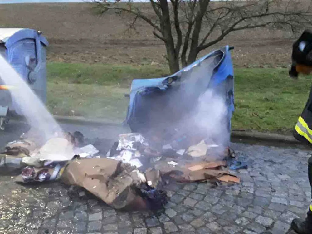 Už osm minut po půlnoci hasiči ve Šternberku likvidovali první požár krabic od zábavní pyrotechniky