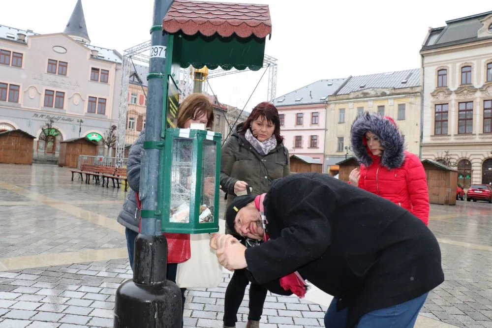 Na náměstí v Přerově zloději vykradli pokladničku na dobročinné účely. I tak zůstalo přes 30 tisíc korun