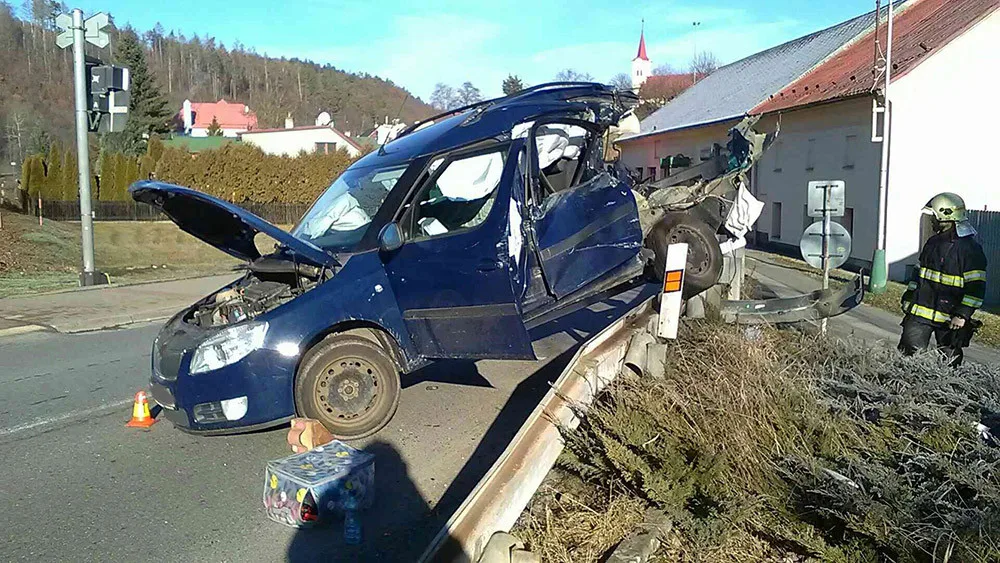 Vlak v Hlubočkách smetl auto z přejezdu. Dva lidé utrpěli zranění, provoz na trati stojí