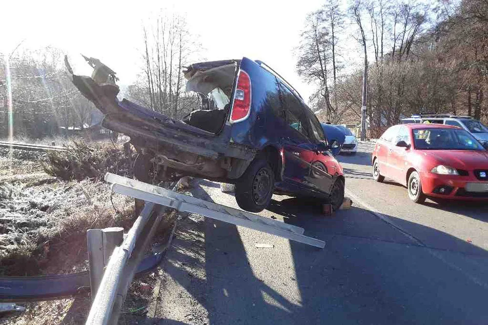 Vlak v Hlubočkách smetl auto z přejezdu. Dva lidé utrpěli zranění, provoz na trati stojí
