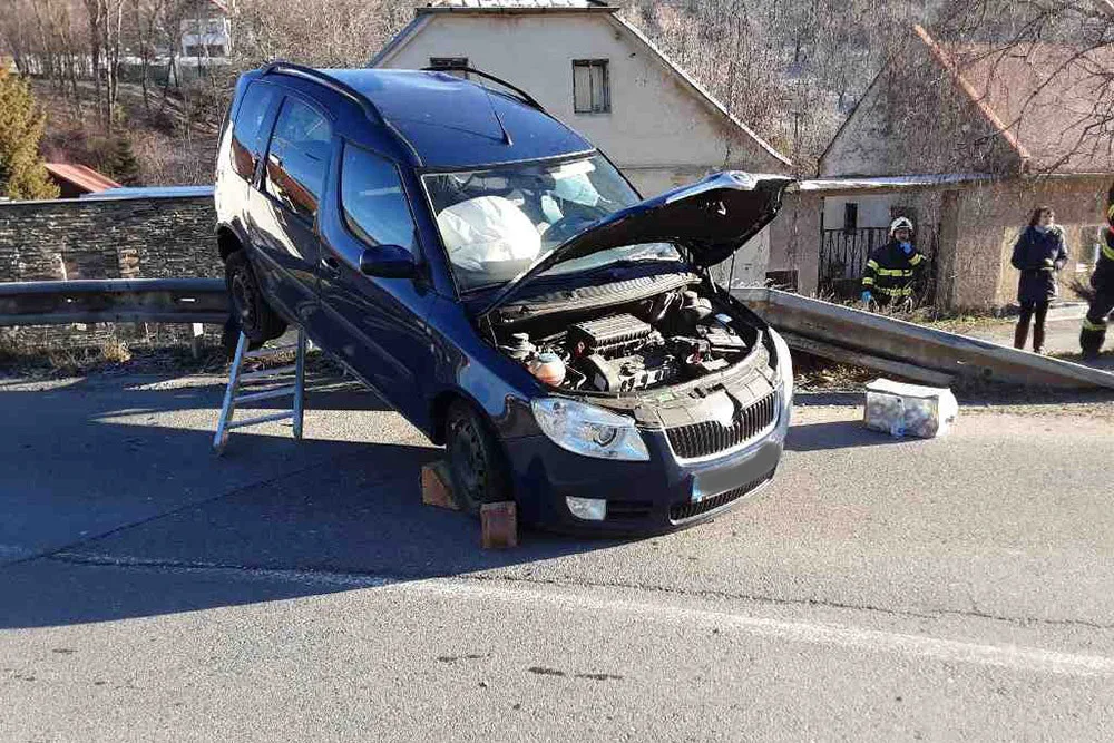 Vlak v Hlubočkách smetl auto z přejezdu. Dva lidé utrpěli zranění, provoz na trati stojí