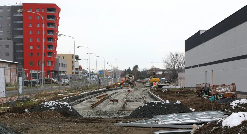 Ulice Schweitzerova, na které probíhá výstavba nového úseku tramvajové trati v Olomouci