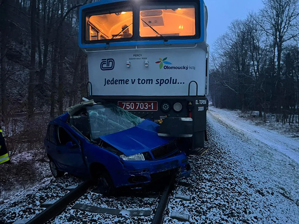 Dopravní nehoda na železnici v Bohdíkově, žena unikla z auta jen krátce před příjezdem spěšného vlaku