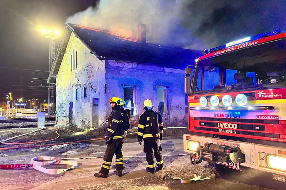 Požár opuštěné budovy v areálu nádraží ve Šternberku