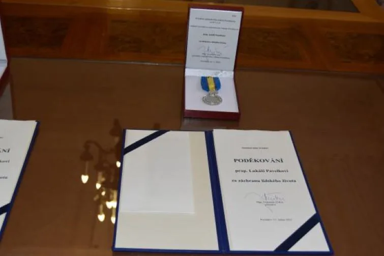 VIDEO: Prostějovští policisté zachránili život prodavači ryb. Mají za to medaile