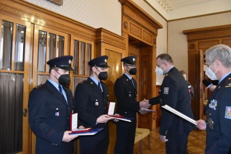 VIDEO: Prostějovští policisté zachránili život prodavači ryb. Mají za to medaile