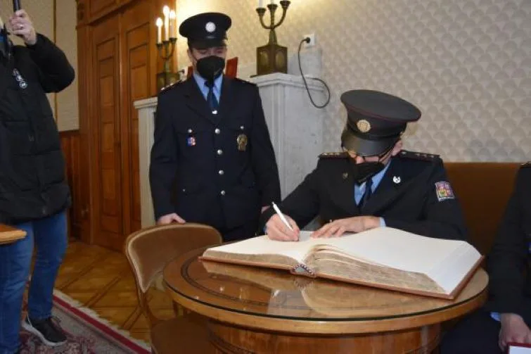 VIDEO: Prostějovští policisté zachránili život prodavači ryb. Mají za to medaile