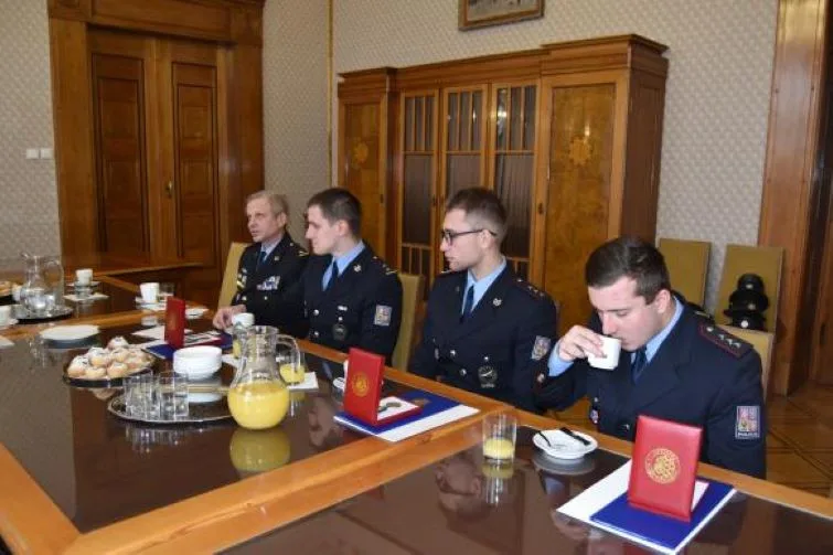 VIDEO: Prostějovští policisté zachránili život prodavači ryb. Mají za to medaile