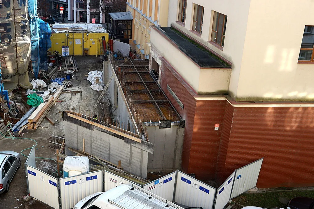 Přístavba mezi Červeným kostelem a budovou ředitelství Vědecké knihovny Olomouc