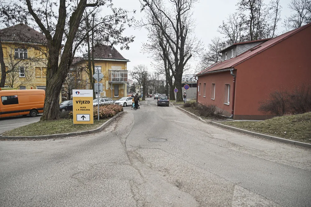 Další krok ke dvoumiliardovému pavilonu. Frekventovanou ulici v olomoucké nemocnici zavřou stavební úpravy