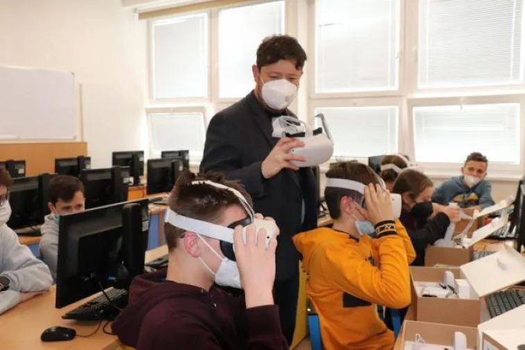 Školáci z Přerova nahlédnou pomocí virtuální reality do molekul nebo na povrch Měsíce