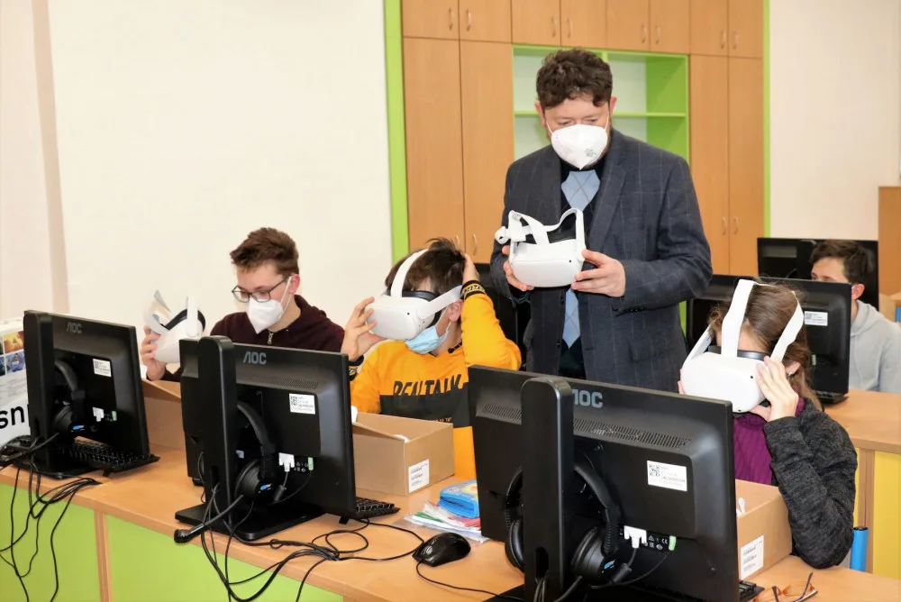 Školáci z Přerova nahlédnou pomocí virtuální reality do molekul nebo na povrch Měsíce