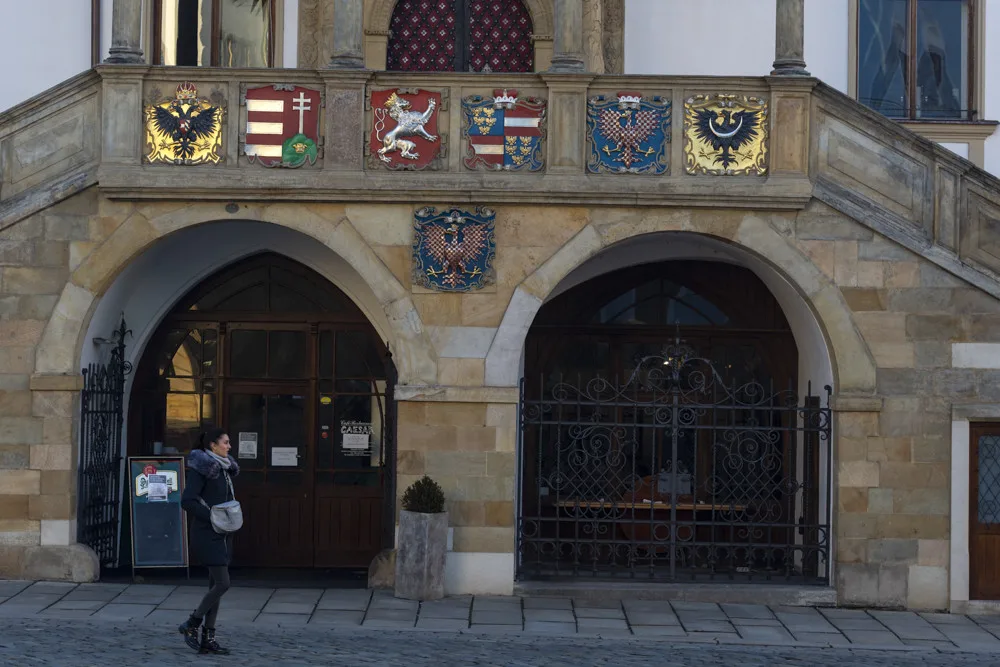 Radomír Surma obnovil barevnost erbů a dalších prvků na budově olomoucké radnice