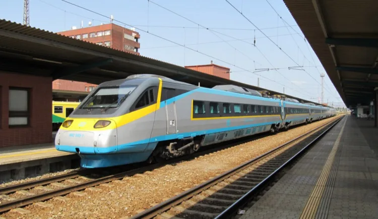 size3-16424087330717-241-ceske-drahy-omezi-provoz-vlaku-pendolino-mezi-prahou-a-ostravou-na-vine-je-koronavirus
