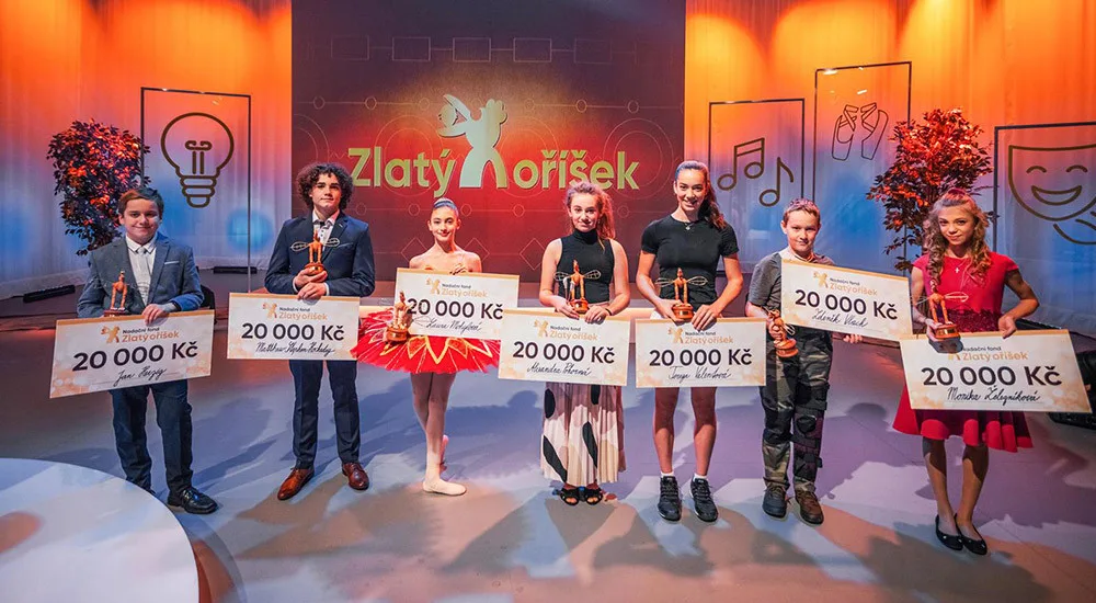 Společná fotografie vítězů soutěže Zlatý oříšek 2021 nalevo Matthew Stephen Hockaday a Laura Mohylová