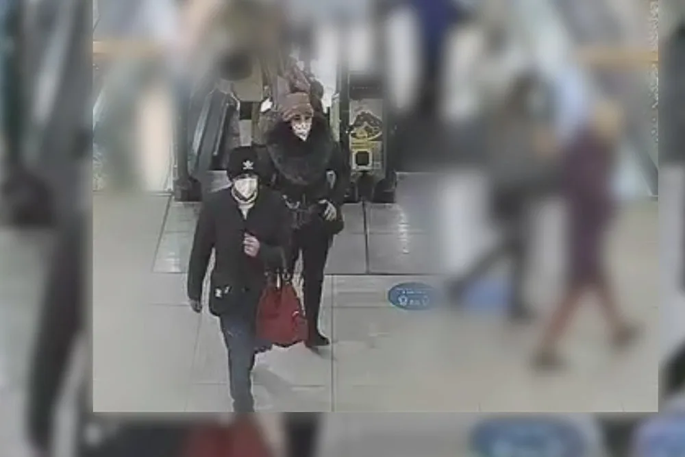 Policie žádá veřejnost o pomoc při určení totožnosti muže a ženy, kteří ukradli kabelku v Šantovce