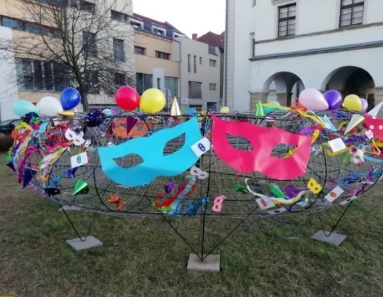před zámkem v Hranicích vystřídaly vánoční výzdobu Masopustní masky