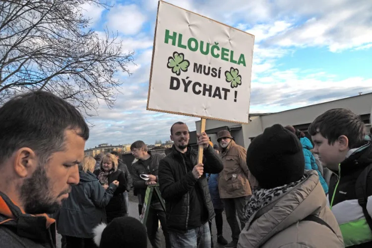 Patnáct set lidí je proti výstavbě u lesoparku Houčela. Odmítají kšefty s územním plánem